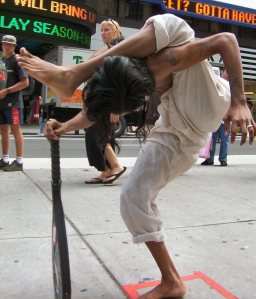 Contortionist_Ravi_standing